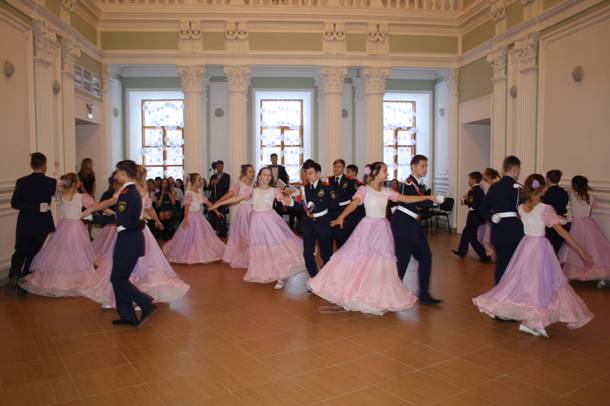 В проведении кадетского бала в г. Никольске приняли участие более 30 пар