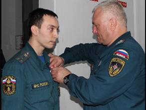 Сотрудник пензенского МЧС награжден медалью за спасение матери с ребенком из пожара 