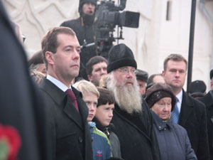 Президент России Дмитрий Медведев и священник Виталий Рысев 