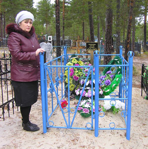 Наталья Подложевич у могилы своего сына Сереженьки, которого она не дала спасти.