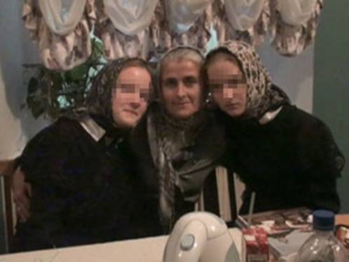 Марина (слева) и Ксения (справа) долго жили в монастыре. А теперь приехали с матушкой Натальей (в центре) в Москву - подать в прокуратуру заявление об истязаниях.