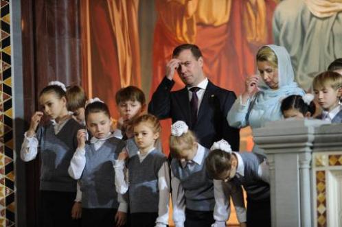 Дмитрий и Светлана Медведевы стоят на клиросе вместе с детьми из воскресной школы храма Христа Спасителя