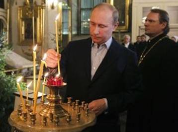 Премьер посетил праздничную службу и поставил свечку в Преображенском соборе Санкт-Петербурга