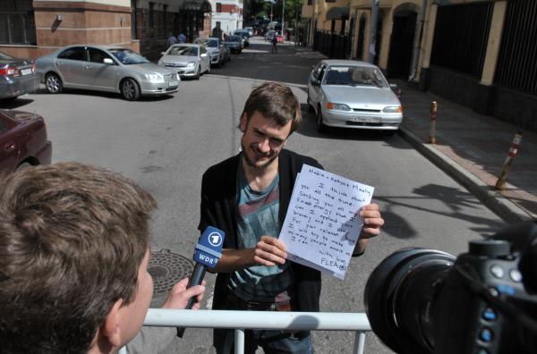 Петр Верзилов демонстрирует журналистам письмо  Red Hot Chili Peppers в поддержку Pussy Riot