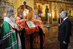 В день инаугурации Президента Российской Федерации В.В. Путина Святейший Патриарх Кирилл совершил молебное пение в Благовещенском соборе Московского Кремля