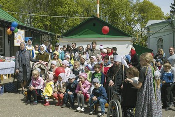 На спектакле «Пасхальный колобок», подготовленном детьми с ограниченными возможностями из епархиального центра по работе с детьми-инвалидами. Май 2015 года. Фото Игоря Клопова