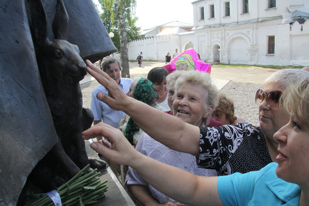 В Муроме появилась новая традиция - тереть нос кролику на памятнике Петру и Февронии. На счастье.