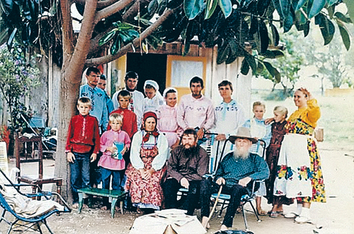 Не вся семья староверов решилась на переезд в далекую заснеженную Россию из тропической Боливии.