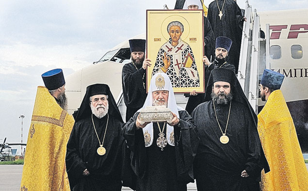 Из аэропорта святыню доставили в Зачатьевский монастырь в Москве для всенародного поклонения.