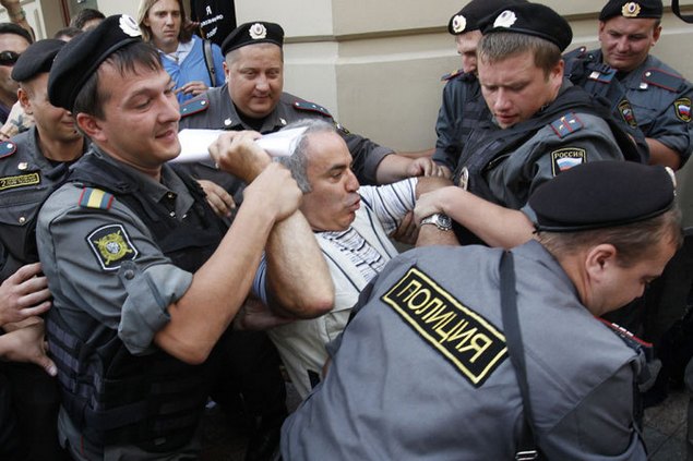 Гарри Каспарова унесли полицейские