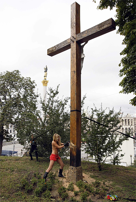 Акция Femen в центре Киева. Без комментариев.