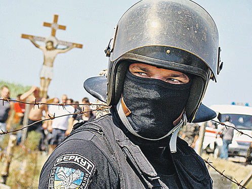 Фантасмагоричная реальность Крыма - с христианской символикой борется ОМОН.  