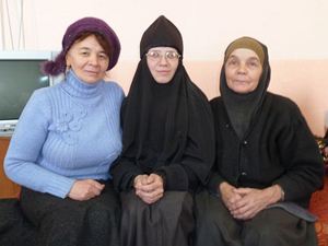 За 28-летней Вассой (в центре) приехали мама (слева) и бывшая отшельница Вера.