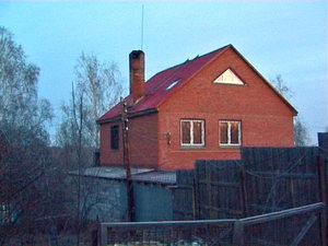 А этот домик Руднев отстроил в поселке Плотниково. 