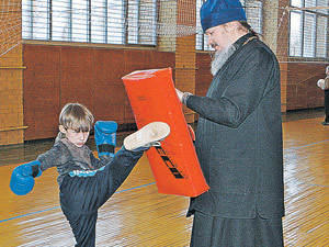 Священники учат детей и православной культуре, и рукопашному бою.