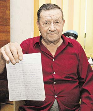 Василий Васьков с письмом дочери - Ирина прислала его незадолго до ухода под землю.