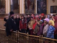 Священник подробно рассказал детям о соборе и святом Иннокентии