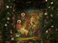 Большая икона собора, изображающая рождение младенца Иисуса -  украшена цветами и еловыми ветками