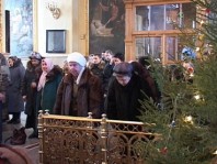 Несмотря на будний день богослужения, посвященного памяти Василия Великого, в Успенский собор пришло много людей