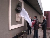 Настал момент, которого все собравшиеся так долго ждали - на улице Гоголя открыли памятник Гоголю