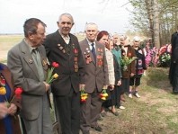 Односельчане Ивана Салтыкова принесли на его могилу живые цветы