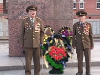 Торжественно-траурное шествие с цветами и венками в память о павших в бою