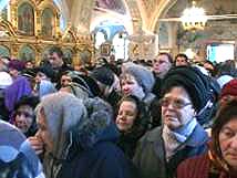 Поклониться иконе Казанской Божьей Матери, хранящейся в Митрофаньевском храме, пришли сотни православных пензенцев