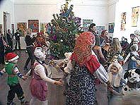 Дети и взрослые собрались у рождественской елки. Артисты 