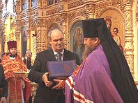 После поздравлений губернатор и епископ обменялись подарками. Василий Бочкарев преподнес владыке трехтомник толкований к Библии