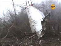 По основной версии, в сильном тумане Ту-154 зацепился за дерево. От сильного удара о землю у самолета оторвало хвостовую часть, начался пожар