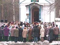 Небольшой храм-часовня Сергия Радонежского не смог бы вместить всех желающих. У часовни собрались несколько сотен пензенцев