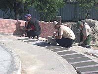 На данный момент каменщики-камнерезы - главные люди на стройплощадке