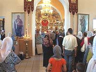 Сотни верующих пришли в субботу в храм чудотворца Николая, что располагается в Терновке, на улице Ростовской