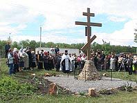 Все, кто пришли на освящение Поклонного креста, установленного на окраине Мокшана, понимали, для чего они здесь