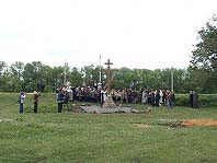 Установили крест рядом с автодорогой Москва-Самара, чтобы его могли видеть все, кто едут мимо