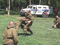 Бойцы продемонстрировали элементы рукопашного боя, несколько трюков со специально обученными собаками
