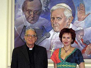 Наш корреспондент Дарья Асламова и представитель Ватикана падре Федерико Ломбарди.