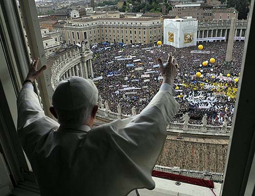 Папа Римский Бенедикт XVI пока еще религиозный лидер Европы. Но он уже теряет контроль над душами европейцев. 