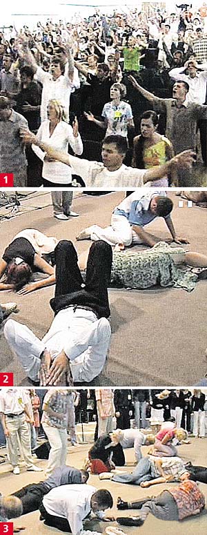 Богослужения протестантов, которые православные называют беснованиями. 1. Прыгают под музыку, хлопают в ладоши, славят Бога: «Аллилуйя!» 2. Падают, корчатся, рыдают, сраженные Святым Духом. 3. Полный экстаз. Съемка сделана в 2006 году в Новосибирске.