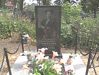 Елизавета Бибикова добилась от представителей власти помощи в установке на могиле памятника