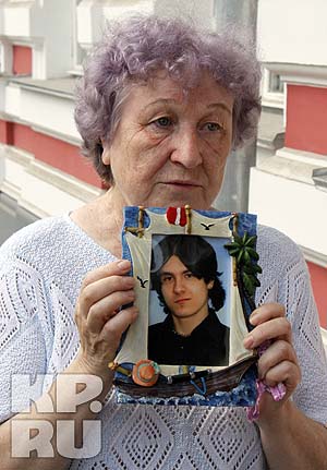 Бабушка погибшего от рук сатанистов Андрея Сорокина принесла на суд траурную фотографию своего внука.