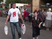 Молодогвардейцы оказывают помощь гостям ярмарки в донесении покупок до остановок