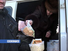 В Пензе сотрудники соцслужбы накормили БОМЖей горячей едой