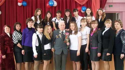 Камешкирские школьники и ветеран войны П. Г. Резяпкин