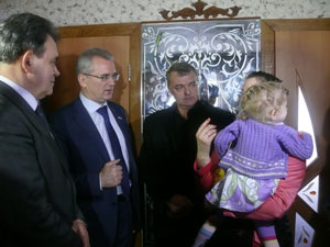 Иван Белозерцев посетил многодетную семью Коневых