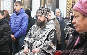 Владыка Серафим совершил литургию в церкви села Русский Камешкир