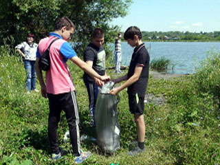 Пензенские школьники очистили городской пруд от мусора 