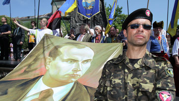 Представитель Конгресса украинских националистов с портретом Степана Бандеры, архивное фото