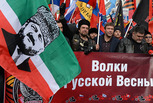 С председателем парламента Новороссии Олегом Царевым (в центре) во время шествия движения «Антимайдан» в Москве