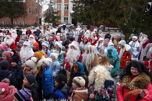 В Городищенском районе более 30 Дедов Морозов вышли на парад
